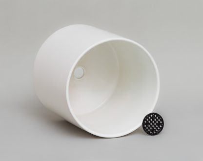 Maceta-cilindrica-grande-blanca-de-ceramica-con-agujero-de-drenaje