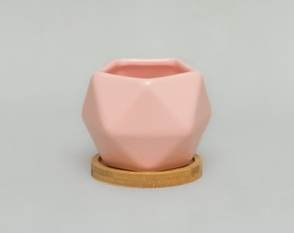 Maceta-ceramica-geometrica-original-rosa-plato-bambu-madera