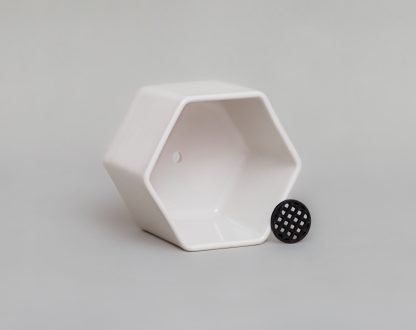 Maceta-hexagonal-blanca-chica-ceramica-con-drenaje
